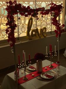 索哈尔Marina的一张桌子,上面有白色的桌布和红色的鲜花
