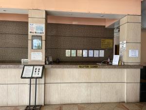 斗湖KUHARA COURT APARTMENT SUITE的大楼里的售票柜台,有电话