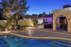 拉斯维加斯Ranch style villa with pool and spa的一座房子后院的游泳池