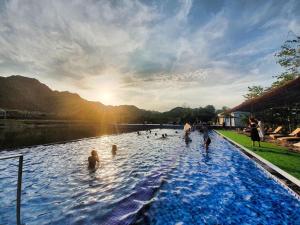 宁平Wyndham Grand Vedana Ninh Binh Resort的在湖中游泳的一群人