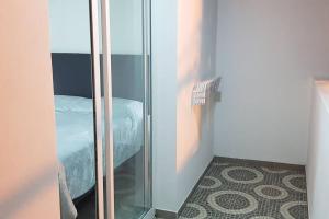 圣路易斯Dpto Falucho的卧室设有玻璃门和床