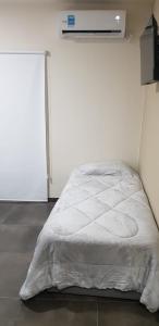 圣路易斯Dpto Falucho的白色墙壁的房间里一张白色的床