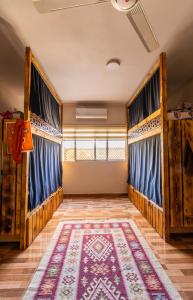 亚喀巴Hakaia Community的一间设有蓝色窗帘和地毯的房间