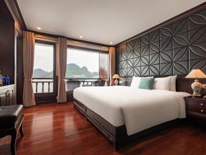 下龙湾Aqua Of The Seas Cruise Halong的一间卧室设有一张大床和一个大窗户