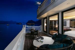 下龙湾Lapinta Luxury Cruises的阳台配有一张床,享有水景