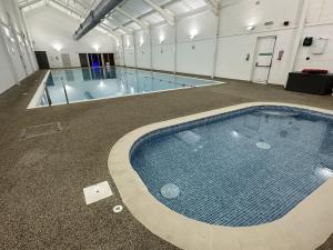 法利Seascape Apartment的大型建筑内的大型游泳池,设有游泳池