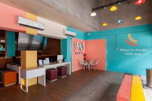棉兰Sans Hotel Finest Medan的餐厅拥有色彩缤纷的墙壁和桌椅