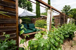 巴尔韦尔东Hacienda Zorita Wine Hotel & Spa的花园内带两把绿色椅子的庭院