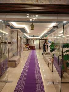 麦加فندق نبض الضيافة 1 - العزيزية الشارع العام的大楼内带紫色地毯的走廊