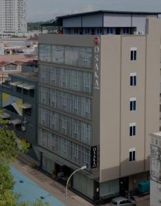 名古屋Osaka Hotel Batam的建筑的侧面有标志