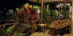 马特姆维Morningstar Bungalows Zanzibar的一间房间,配有椅子和一些植物