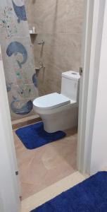 伊洛伊洛Donadel Hometel的一间带卫生间和蓝色地毯的浴室