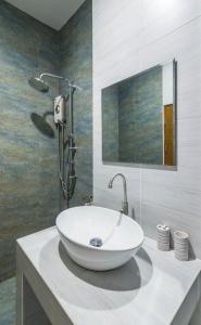 奥南海滩Amadha Villas Retreat - Free Tuk-Tuk Service To the Beach的浴室设有白色水槽和镜子