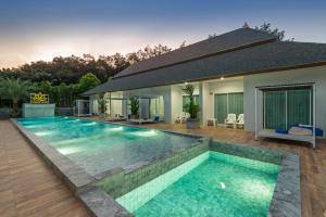奥南海滩Amadha Villas Retreat - Free Tuk-Tuk Service To the Beach的一座房子后院的游泳池