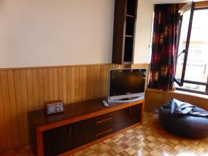 波尔图海滩公寓的客厅配有木桌上的电视