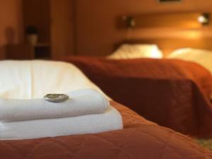GrongGrong Hotell的戒指坐在床顶上