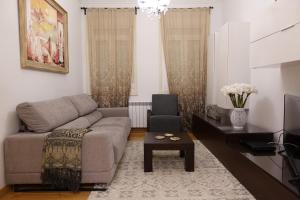 拉科鲁尼亚Céntrico Apartamento的客厅配有沙发和桌子