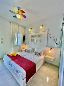 伊拉克利亚岛Villa Zografos的卧室配有一张大白色床和红色毯子