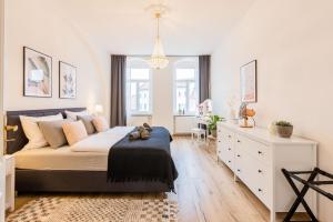 梅森Fynbos Apartments Theaterblick, Netflix, Parkplatz的一间卧室配有一张大床和一个梳妆台