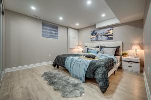 皮克灵Vacation Suite in Pickering的一间卧室配有一张大床和地毯。