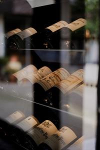拉罗谢尔Maison des Ambassadeurs的装满大量葡萄酒的陈列箱