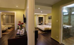 甘托克Five Gangtok的一间酒店客房 - 带一张床和一间浴室