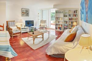 布拉内斯SeaHomes Vacations - MARINA BLUE in a exclusive place的带沙发和电视的客厅