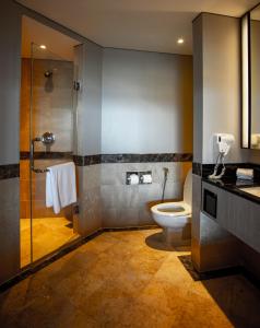 哥打京那巴鲁太平洋丝绸酒店的浴室配有卫生间、盥洗盆和淋浴。