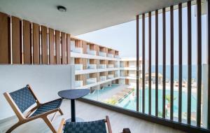 赫索尼索斯AKASHA Beach Hotel & Spa的从酒店阳台可欣赏到游泳池的景色