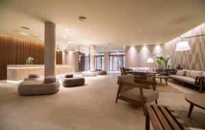 赫索尼索斯AKASHA Beach Hotel & Spa的客厅配有沙发和桌椅