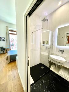 卡利亚里Antico Corso Charme的一间带水槽和镜子的浴室