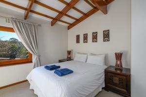 绍斯布鲁姆San Lameer Villa 3402的卧室配有白色的床和窗户。