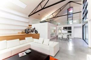 马德里Apartamento inigualable en Retiro的客厅配有白色沙发和摩托车