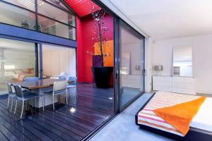 马德里Apartamento inigualable en Retiro的一间设有桌子和红色墙壁的餐厅