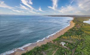 坦加拉Sati Villa Rekawa Beach Sri Lanka的享有海滩和海洋的空中景致
