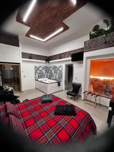 卡塔尼亚Terra Mia Suite的一间卧室设有一张红色大床和一个壁炉