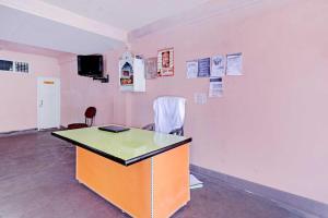 瓜廖尔SPOT ON Ganesh Guest House的一间空房间,配有桌子和椅子