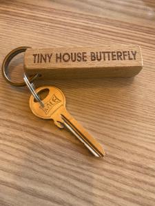 GökçeovacıkLovin Göcek Tiny House Butterfly的木桌上摆着一对钥匙