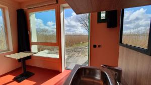 阿姆斯特丹Camping Zeeburg Amsterdam的一间带水槽的浴室和一个美景窗户
