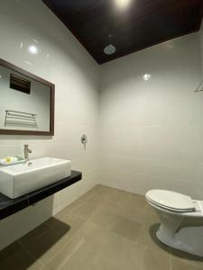 珍南海滩贝斯特星星酒店的浴室配有白色水槽和卫生间。