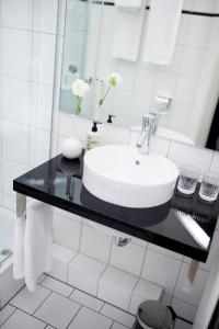 汉堡弗里茨普亚马酒店的一间带水槽和镜子的浴室