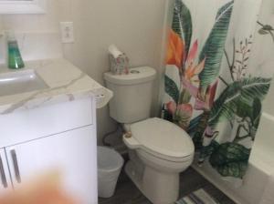 Ewa BeachHale Kai Ewa的浴室配有白色卫生间和盥洗盆。
