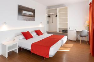 贝尼卡西姆Intelier Orange的卧室配有带红色枕头的大型白色床