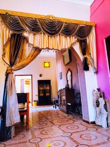 阿布辛贝Safari Abu Simbel的客厅配有窗帘和桌子