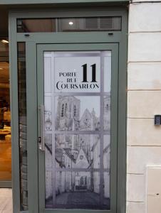 布尔日LE COURSARLON的通往餐厅的门,上面画着画