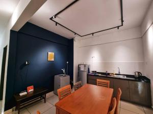 太平Taiping Centre Point Suite 10 by BWC的一间带桌子的用餐室和一间厨房