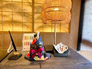 京都Rinn Kamiebisu的一张桌子,上面有雕像,上面有灯