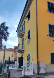 韦扎诺利古雷La Spezia La Perla dei Poeti的黄色建筑,设有窗户和门