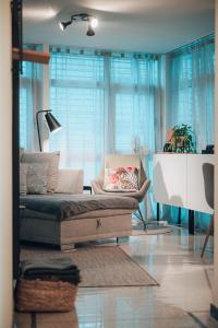 菲斯普Central Apartment - culture & nightlife in one的客厅配有沙发和桌子