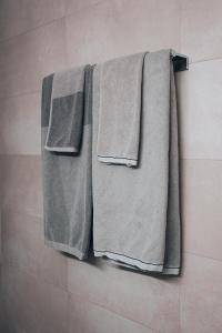 菲斯普Central Apartment - culture & nightlife in one的浴室墙上的一组毛巾
